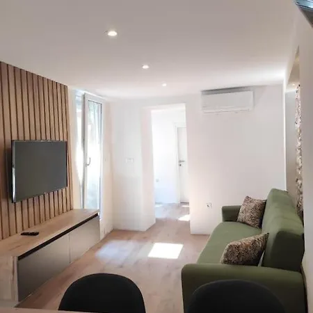 Hide In Center Of Apartamento